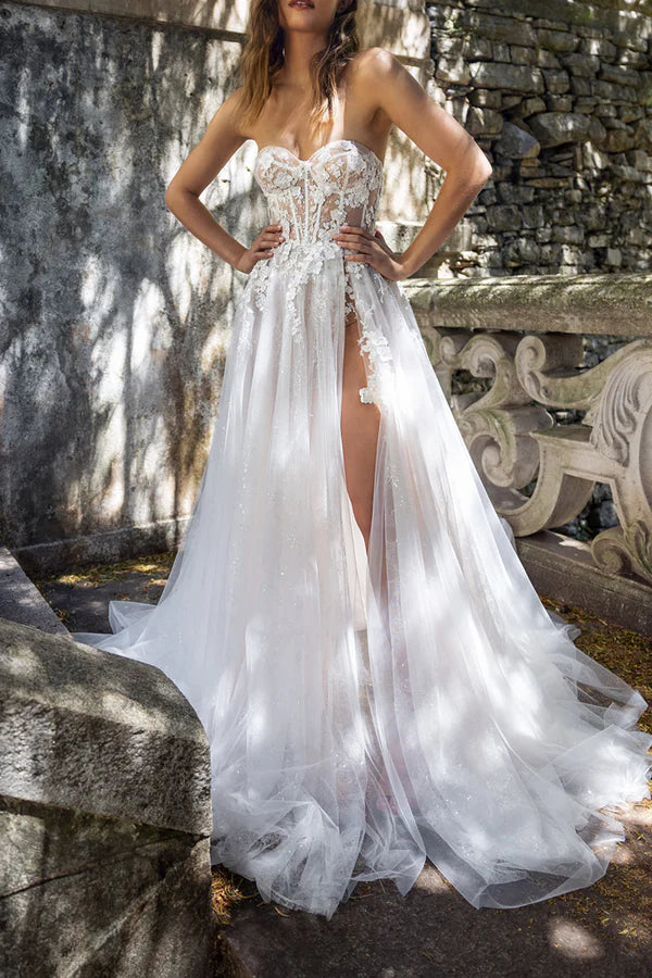 Abito da sposa bohémien con scollo a cuore e applicazioni in pizzo